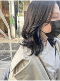 オリーブグレージュ×イヤリングブルー