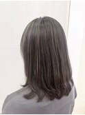 細めハイライト透け感ベージュツヤ髪ミディアムスタイル