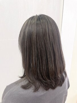 プランタン(Printemps) 細めハイライト透け感ベージュツヤ髪ミディアムスタイル