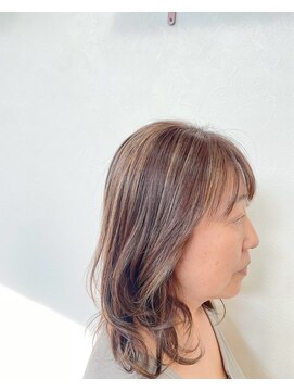 リリー LILY ヘアー メイク HAIR アンド & MAKE 細めハイライトシルクベージュ小顔レイヤーカットミディアム