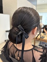 ヘアーメイク アディクト(HAIR MAKE addict)&nbsp;ツルっとキレイめシニヨン【@addict_madoka】