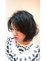 サロン ド ビューティー ラ デュース&nbsp;ブルーブラックのショートボブ