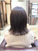 暗髪のくすみ系カラー/外ハネミディアムスタイル