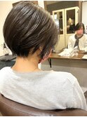 頭と首をキレイに魅せる、前下がりショート♪30代40代50代