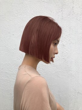 ホテリー(Hotely) ブリーチありピンクカラー前髪ありボブ20代