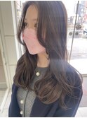 艶ベージュイルミナカラー・センター分けロングヘアー