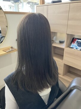 ウミトオト(umi to oto) トーンダウン艶髪アッシュ系カラー