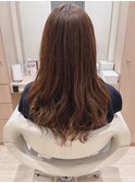 美髪フェミニンロングゆるふわウェーブ小顔イヤリングカラー40代