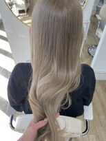 ケイリー(KAYLEE)&nbsp;レイヤーカット　ミルクティーベージュ