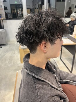 リンダ(LINDA)の写真/【ナチュラルにイメチェン】メンズパーマで印象を変える＊初めてのパーマ・カラーや眉カットもお任せ。