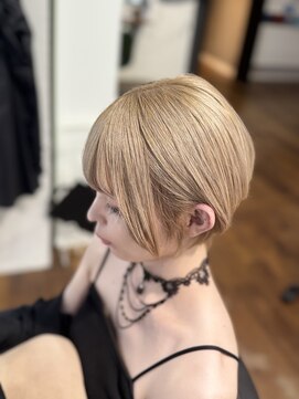 ヘアーアンドメイク ルシエル(hair&make Luxiel) wカラーでブロンドベージュ×スマートショート