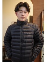 エディ(Edy)&nbsp;センターパートカルマヘアニュアンスパーマ韓国ヘア眉毛カット