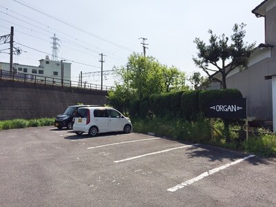 駐車場に看板があります。こちらの12番と13番をご利用ください。