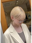ナチュラルブロンドショートヘア冬カラー透明感ブリーチ渋谷駅
