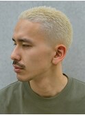 スキンフェードアップバングバーバースタイル金髪ボウズ