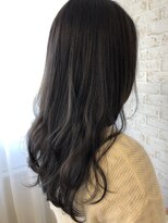 シア(sia) 透明感たっぷりのカーキグレージュ