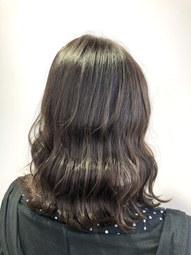 リーオオサカ(Lee Osaka) 波ウェーブ×アイスグレージュ/kana