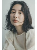 ワク(WAKU)&nbsp;ニュアンスウェーブが可愛いミディ　ハッシュカット