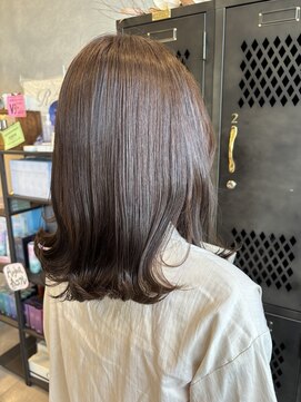 アチーブリス(achieve Liss) 外ハネくびれ小顔ミディアムナチュラルブラウン艶カラー20代30代