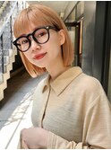 ホワイトグレージュ切りっぱなしボブワイドバングブリーチ内巻き