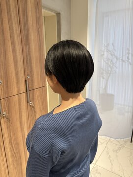 ガリカ 博多(Gallica) すっきりとしたシルエットの黒髪大人ショート