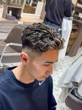 グルーマーズトウキョウ(GROOMER/S TOKYO) MEN’S HAIR/リバースセンターパート/ニュアンスパーマ/神保町