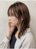 レイヤーロングハイライト小顔外ハネスタイルベージュ夏カラー