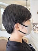 暗髪でオフィスにも斜めバングが可愛い小顔愛されまるみショート