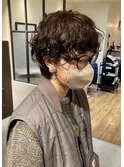 ウェットなショートパーマスタイル