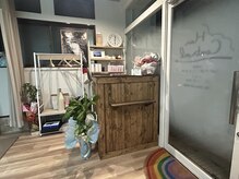 ヘアーコントレイル(Hair Contrail)の雰囲気（入ってすぐ木目レジカウンターでお出迎えします）