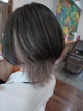 アグー(Aguu) ウルフカットとインナーカラー