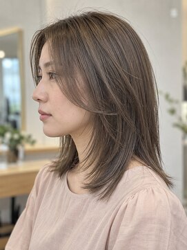 グースカ(guusca) 柔らかグレージュ（デザインカラー）×大人のミディアムレイヤー