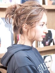 ミルクティーカラー無造作トップノットポニーテールヘアアレンジ