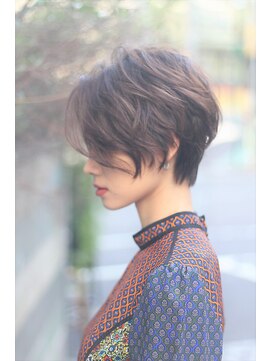 ノーヴェ(Nove) シナモングレージュ×フェザーショート