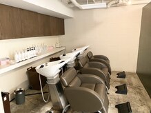 カナージュ(Canage)の雰囲気（少し暗めの照明と新しくなったシャンプー台でリラックス空間）