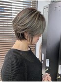 白髪ぼかし　脱白髪染め　ショートボブ　ミルクティー　くせ毛
