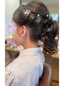 サロンドミナ(SALON DE MINA) カールポニーテール