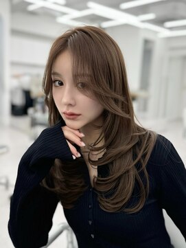 アマトウキョウスマートサロン(AMA TOKYO×Smart Salon) ロングレイヤー　ブリーチなし　透明感ベージュ　顔まわり