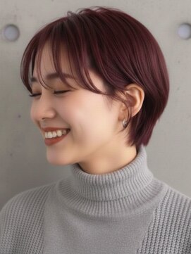 おしゃれな大人のレッドカラー バーガンディー×耳掛けショート