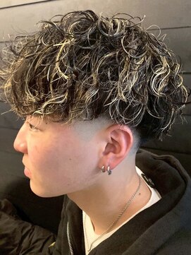 ディスイズバーバーフォース(THIS IS BARBER 4th) ハイライト フェードカット スパイラルパーマ 波巻きパーマ