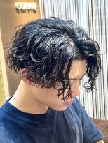 コハク(COHAQ BEAUTY AND RESORT)&nbsp;ツイストスパイラルパーマセンターパート/メンズパーマ/メンズ