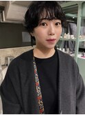 ショートヘアとくせ毛のようなパーマ