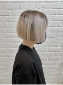 切りっぱなしボブ　ハイトーンカラー　ミニボブ　ミルクティー
