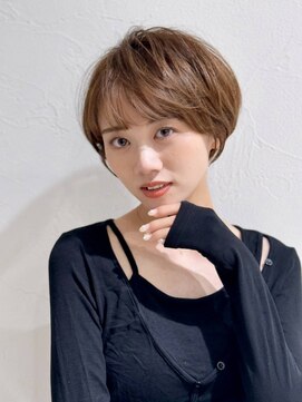 アンド ストーリーズ(&STORIES) 前髪あり耳掛け丸みくびれショートボブ20代30代40代50代(蘭)