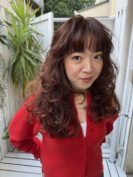 アデ オモテサンドウ(ade omotesando) 透明感のある暖色カラーとパーマで作る海外風ウェーブヘア◎