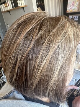 アモロッソ(amoroso) 白髪ぼかしボブ