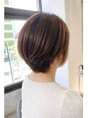 襟足を自然にタイトに整え、首元がきれいに見えるショートボブ。