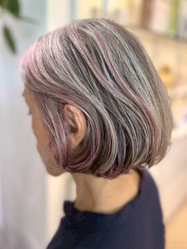 ステア ケース(stair case) 白髪をそのまま活かしたデザイン　グレージュ×ピンク