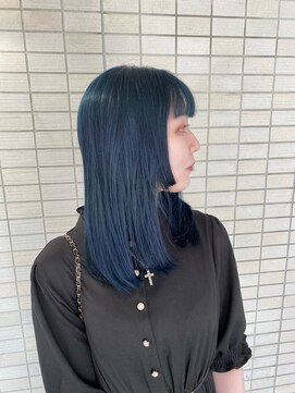 リヴナ(Livna) 姫カット×ネイビーカラー