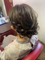 ジュリアンマーラ(Julien Mara) ツイスト編み込みのシニヨンスタイル/ルーズで大人なまとめ髪